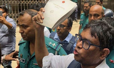 গ্রেপ্তারের পর আদালত চত্বরে সংবিধান উঁচিয়ে অধ্যাপক কার্জনের প্রতিবাদী কণ্ঠ