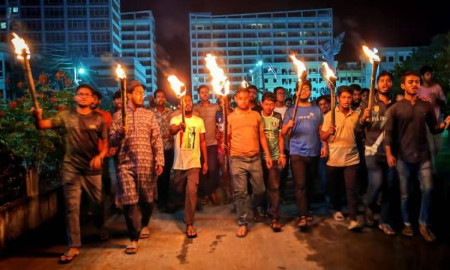 পাবিপ্রবির প্রকৌশল অনুষদের শিক্ষার্থীদের মশালমিছিল, ক্লাস-পরীক্ষা বর্জনের ঘোষণা