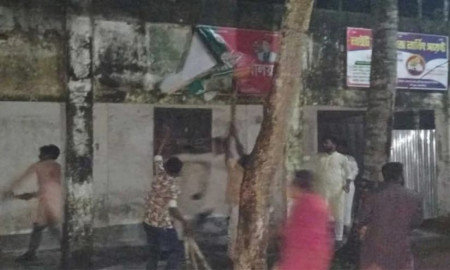 নুরের ওপর হামলার প্রতিবাদে ঈশ্বরগঞ্জে বিক্ষোভ, জাপা অফিস ভাঙচুর