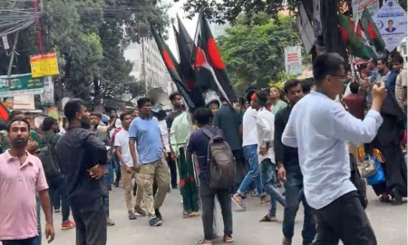 নুরের ওপর হামলার প্রতিবাদে পল্টনে নেতাকর্মীদের সড়ক অবরোধ