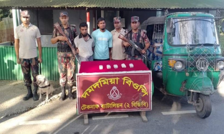 টেকনাফে ১০ হাজার ইয়াবাসহ আটক ২