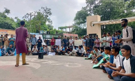 চবির প্রধান ফটক বন্ধ করে শিক্ষার্থীদের বিক্ষোভ, পরীক্ষা স্থগিত