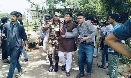 স্থানীয়দের ধাওয়ায় অসুস্থ চবির প্রো-ভিসি, উদ্ধার করল নিরাপত্তা বাহিনী