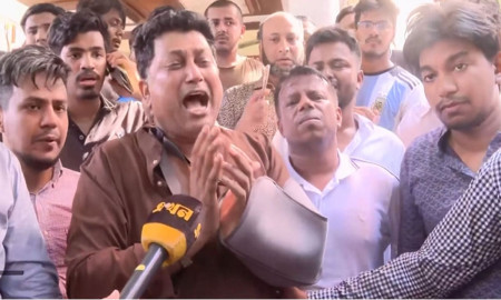 সহায়তা না পেয়ে কান্না করলেন আহত চবি প্রো-ভিসি, কাঁদলেন শিক্ষার্থীরাও