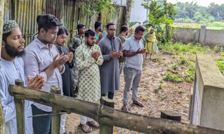 জুলাই যোদ্ধা শহীদ ওমরের কবর জিয়ারত করলেন হাসনাত আবদুল্লাহ