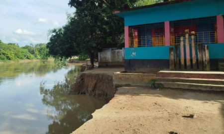 ভাঙনের কবলে প্রাথমিক বিদ্যালয়, ৫ গ্রামের শিক্ষার্থীদের ভবিষ্যৎ হুমকিতে