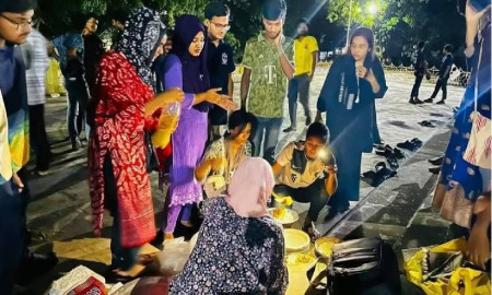 চবি শিক্ষার্থীদের ওপর হামলা: রান্না করা খাবার নিয়ে আহতদের পাশে দাঁড়াল নারী শিক্ষার্থীরা