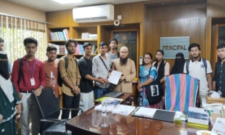 অতিরিক্ত ফরম ফি প্রত্যাহারের দাবিতে মৌলভীবাজার সরকারি কলেজে স্মারকলিপি ও মিছিল