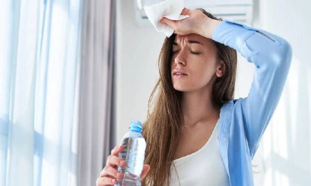 মানসিক চাপ কমাতে দিনে যত লিটার পানি পান করতেই হবে