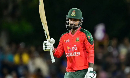 ইতিহাসের দ্বারপ্রান্তে গিয়ে থামলেন লিটন