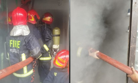 নিউমার্কেটে শ‌পিং কম‌প্লেক্সের শোরুমে আগুন