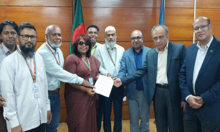 প্রধান শিক্ষক নিয়োগের বিজ্ঞপ্তি বাতিলের দাবিতে পিএসসি চেয়ারম্যানকে স্মারকলিপি