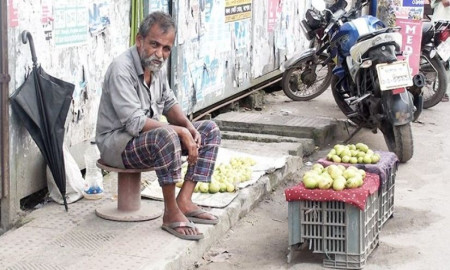 অবসরপ্রাপ্ত শিক্ষক এখন লেবু বিক্রেতা