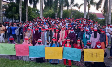 রেড মার্চ ফর জাস্টিস: বিচারের দাবিতে মাথায় লাল কাপড় বেঁধে শিক্ষার্থীদের প্রতিবাদ