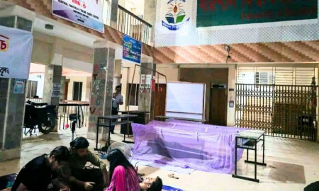 অনশনরত শিক্ষার্থীদের পাশে মশারি টানিয়ে রাত কাটালেন ববি উপাচার্য