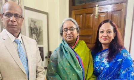 সাবেক শিক্ষামন্ত্রীর সঙ্গে সেই পরিচালক ও স্ত্রীর ছবি আলোচনায়, প্রশাসনের ভূমিকা নিয়ে প্রশ্ন