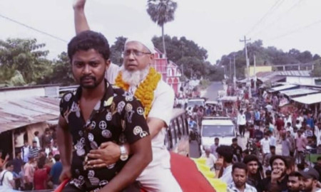 হাতির পিঠে চড়িয়ে প্রধান শিক্ষককে বিদায় দিলেন প্রাক্তন শিক্ষার্থীরা