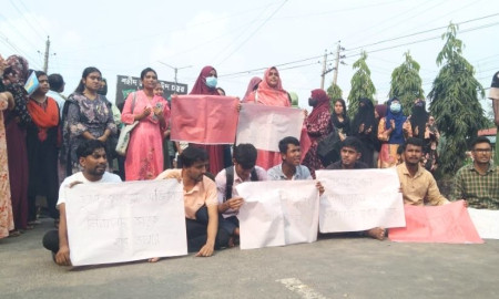 পিকআপের ধাক্কায় বেরোবি ছাত্রী আহত, নিরাপদ সড়কসহ ৭ দাবিতে শিক্ষার্থীদের অবরোধ