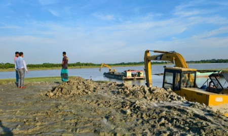 কলাপাড়ায় কৃষিজমি থেকে মাটি কাটায় ১ লাখ টাকা জরিমানা