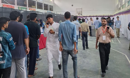 নিয়ম ভেঙ্গে ভোট কেন্দ্রে ডুকে পড়লেন ছাত্রদলের ভিপি প্রার্থী আবিদ