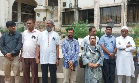 কুবি শিক্ষার্থী ও তার মায়ের হত্যার ঘটনায় কুবিতে কালোব্যাজ ধারণ ও দোয়া