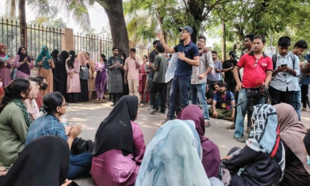 কুবি ছাত্রী হত্যা: পুলিশ সুপারের কার্যালয় ঘেরাও শিক্ষার্থীদের 