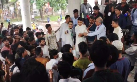 ডাকসু নির্বাচনে সিনেট ভবন কেন্দ্রে হট্টগোল