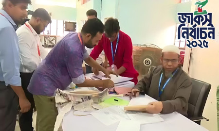 জাকসু নির্বাচন : উৎসবমুখর পরিবেশে শুরু হয়েছে ভোটগ্রহণ