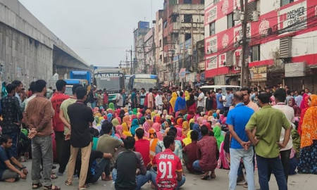 বকেয়া বেতনের দাবিতে গাজীপুরে শ্রমিকদের মহাসড়ক অবরোধ