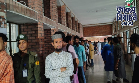 ব্যালট দেরিতে পৌঁছানোয় এক কেন্দ্রে ভোট শুরু হতে পৌনে এক ঘণ্টা দেরি