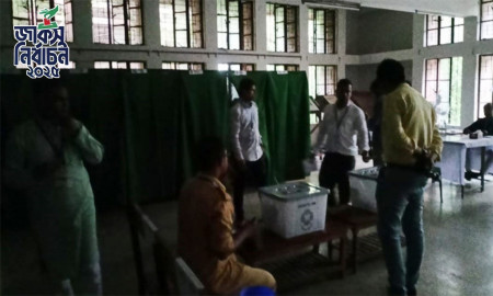 জাকসু নির্বাচন : বিদ্যুৎ না থাকায় এক হলে অন্ধকারেই চলছে ভোটগ্রহণ