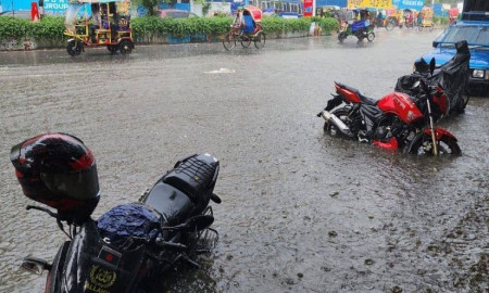 ভারী বৃষ্টিতে মিরপুরে হাঁটুপানি, যান চলাচলে বিঘ্ন