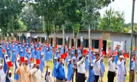 নেত্রকোনায় মাদক ও বাল্যবিবাহকে লাল কার্ড প্রদর্শন শিক্ষার্থীদের