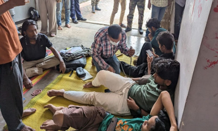 ৩৩ ঘণ্টা ধরে অনশনে চট্টগ্রাম বিশ্ববিদ্যালয়ের ৯ শিক্ষার্থী, অসুস্থ ৪