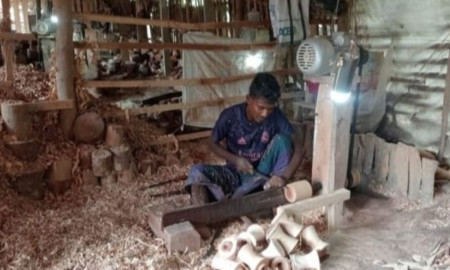 কাঠের কুটির শিল্পে ভাগ্য বদল, মাসে আয় কোটি টাকা