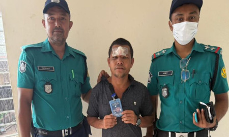 পুলিশের পোশাক ও আইডি কার্ড দেখিয়ে প্রতারণার অভিযোগে যুবক গ্রেপ্তার