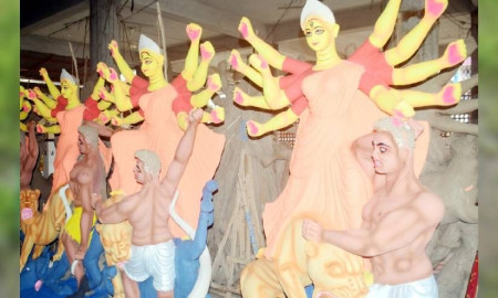 দুর্গাপূজা শুরু ২১ সেপ্টেম্বর, রং তুলিতে ব্যস্ত প্রতিমা শিল্পীরা