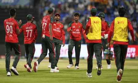 মাইলফলকের সামনে দাঁড়িয়ে বাংলাদেশের ৬ ক্রিকেটার