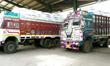 বেনাপোল দিয়ে ঢুকছে টনকে টন ভারতীয় চাল, স্বস্তি মিললেও বাজারে কমেনি দাম