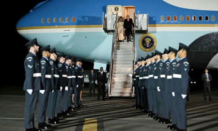 অল্পের জন্য রক্ষা পেলেন প্রেসিডেন্ট ডোনাল্ড ট্রাম্প