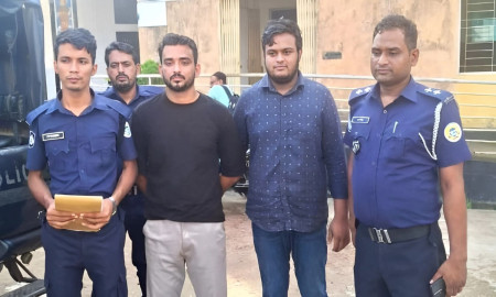 চাঁদাবাজির অভিযোগে জুলাই রেভল্যুশনারি অ্যালায়েন্সের ২ নেতা গ্রেপ্তার 