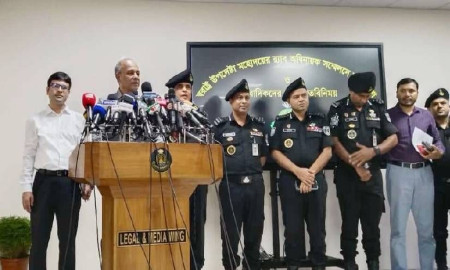 দুর্গাপূজা ঘিরে পার্শ্ববর্তী দেশ মিথ্যাচার করছে: স্বরাষ্ট্র উপদেষ্টা