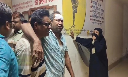কুয়াকাটায় আইনজীবিকে পিটিয়ে ও কুপিয়ে জখম