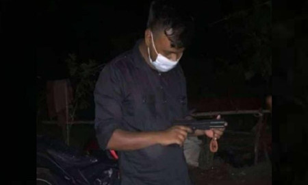 পিস্তল হাতে ভাইরাল কে এই ছাত্রলীগ নেতা?