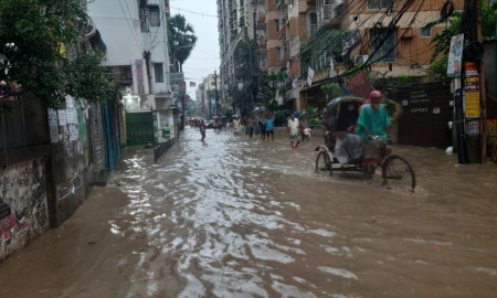 টানা বৃষ্টিতে রাজধানীর বিভিন্ন সড়কে হাঁটুপানি, তীব্র ভোগান্তি নগরবাসীর