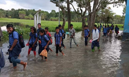 হাঁটুপানি মাড়িয়ে স্কুলে যাতায়াত, চর্মরোগে ভুগছে শিক্ষার্থীরা