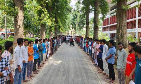 ক্যাম্পাস শাটডাউনের প্রতিবাদে রাবি ছাত্রশিবিরের মানববন্ধন