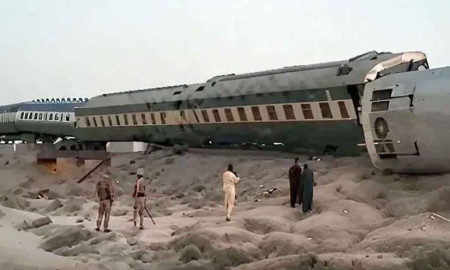 বেলুচিস্তানে দুই দফা বোমা বিস্ফোরণে উল্টে পড়ল যাত্রীবাহী ট্রেন