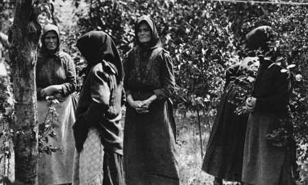 যে গ্রামে শত শত পুরুষকে বিষ প্রয়োগে হত্যা করেছিল তাদের স্ত্রীরা