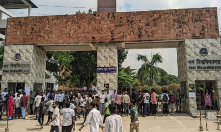 গকসু নির্বাচনে ক্যাম্পাসের বাইরে উত্তেজনা, বহিরাগতদের বিশৃঙ্খলায় উদ্বেগ 